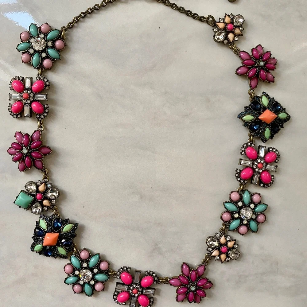 LOFT - Art-Deco Floral Necklace - Picture 2 of 4